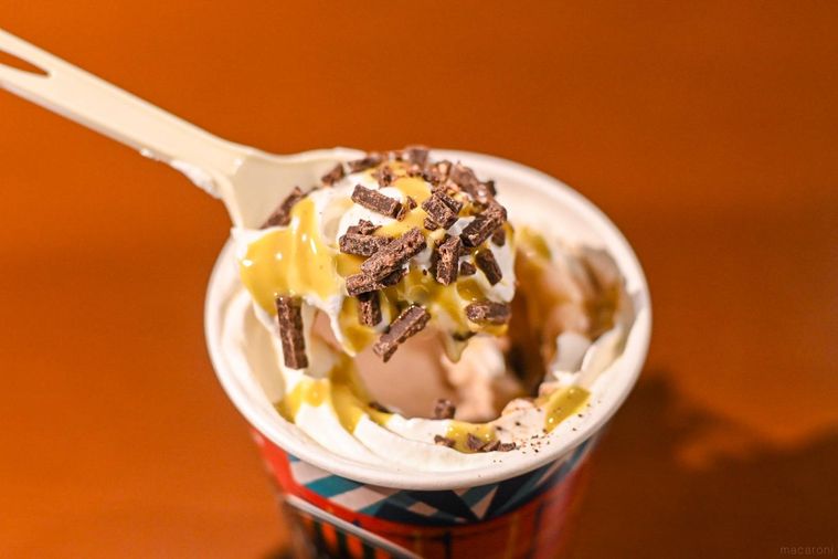 ドリンクのトッピングをスプーンですくっているところ