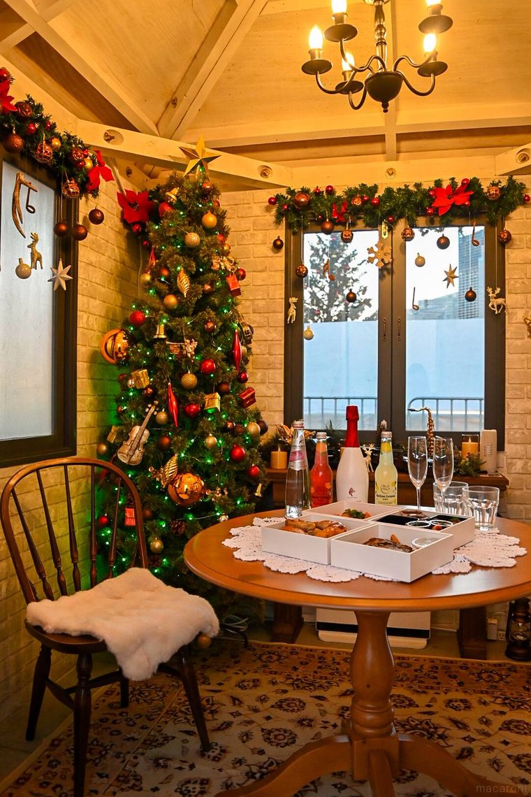 クリスマスの飾りがある部屋