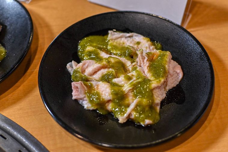 青唐のタレがかかった鶏皮