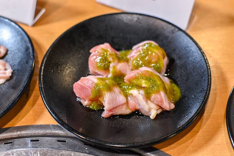 青唐のタレがかかった鶏カルビ