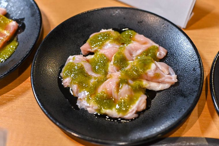 青唐のタレがかかった鶏ハラミ