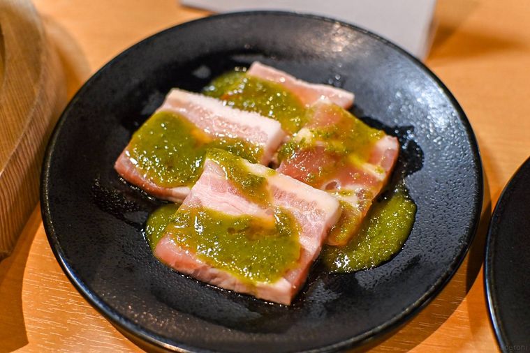 青唐のタレがかかった豚カルビ