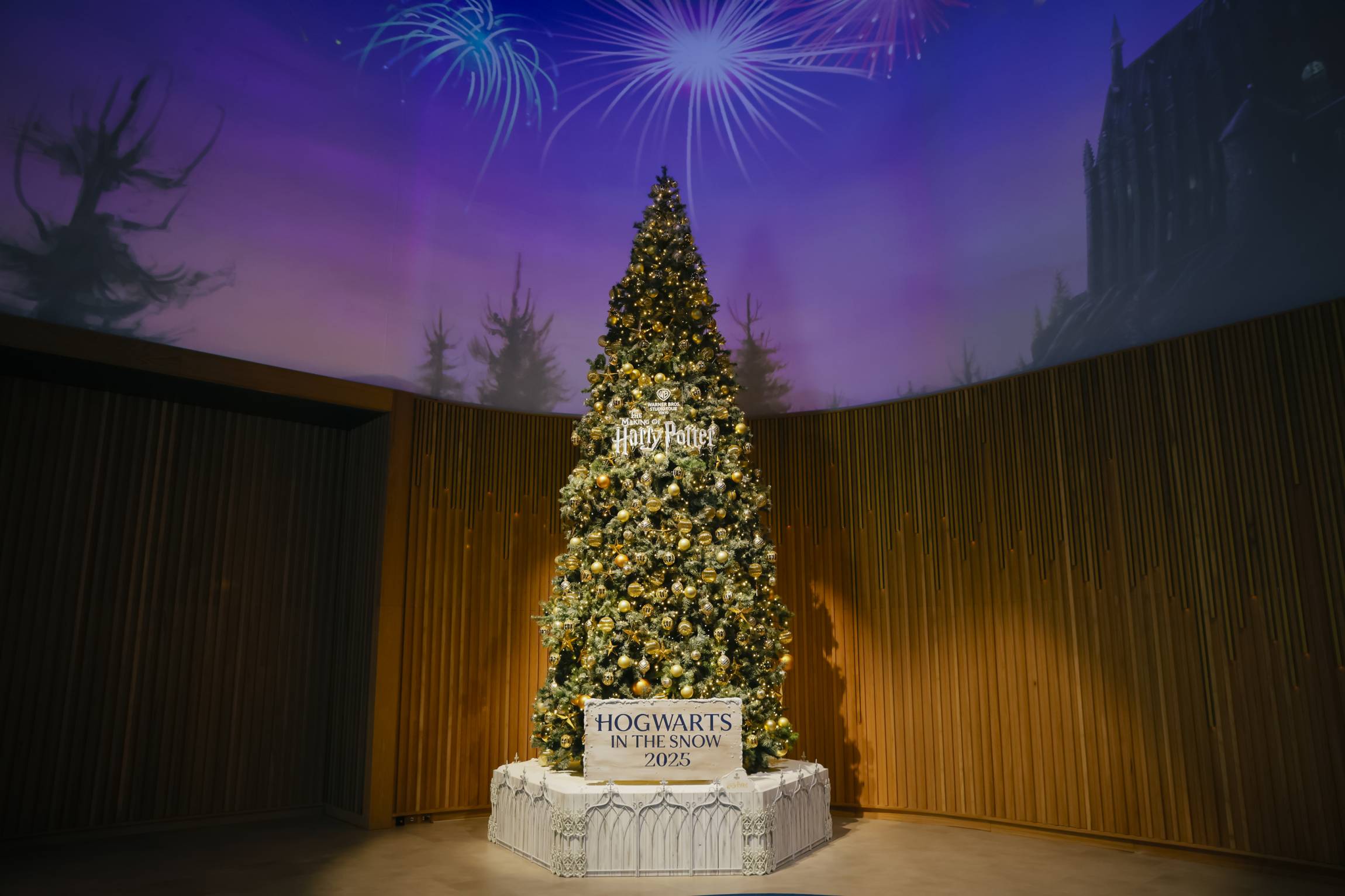 ついに宙に浮くキャンドルが！2025年版「ホグワーツ・イン・ザ・スノー