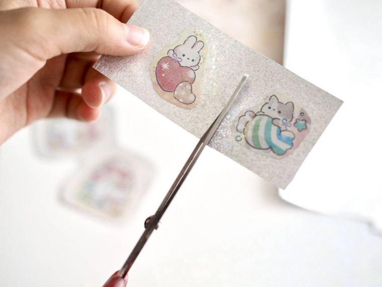 シールをカットしているところ