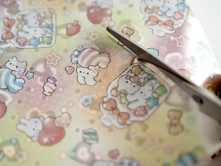 折り紙をカットしているところ