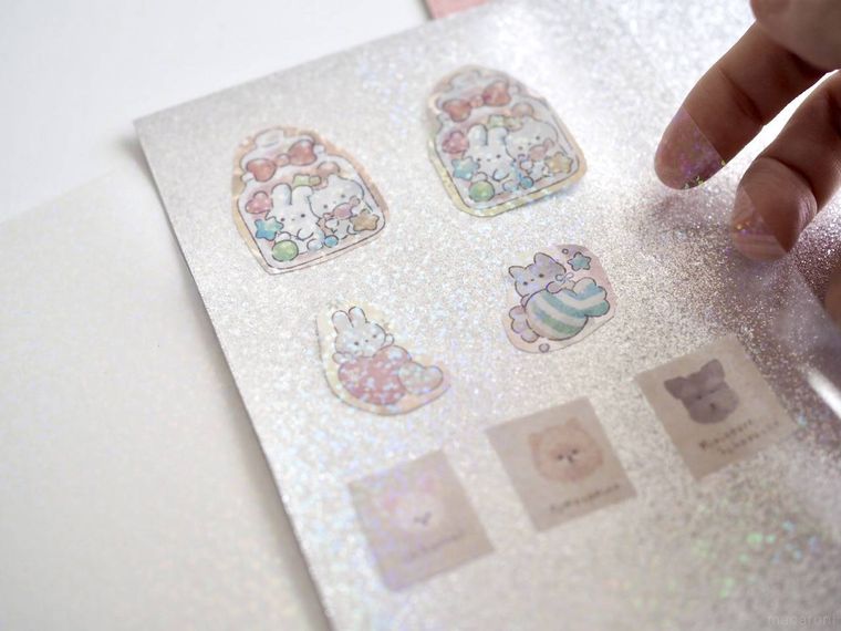 ホログラムシートを貼っているところ