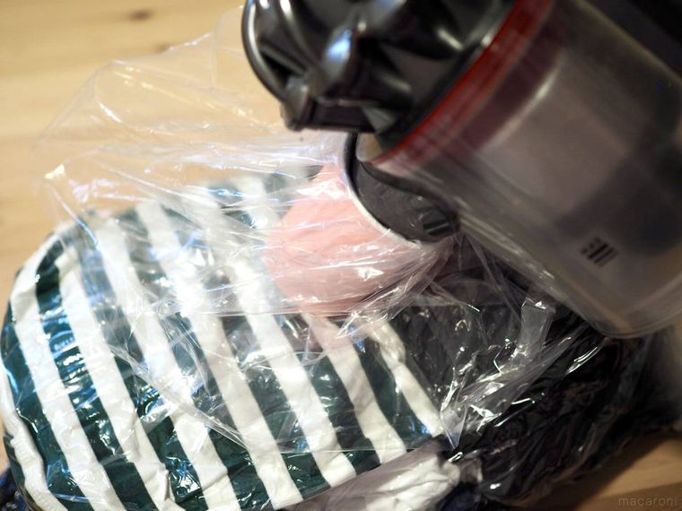 掃除機で吸っているところ