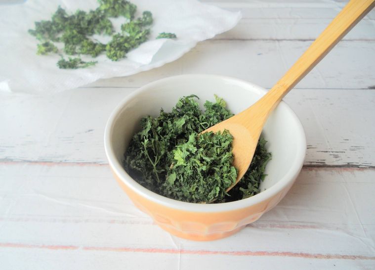 小鉢に入ったパセリをスプーンですくっている