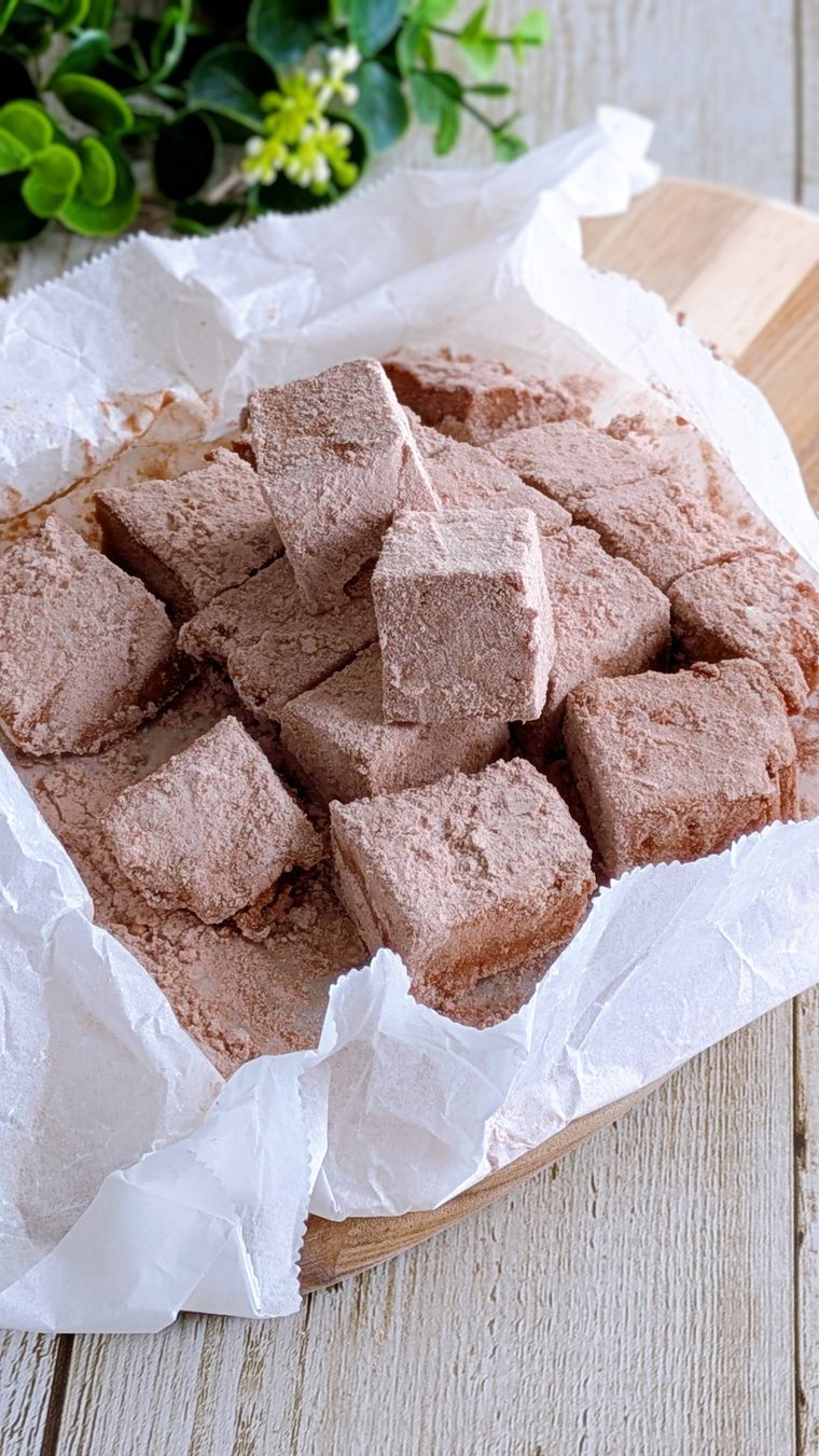 カッティングボードに盛り付けたココア生マシュマロ