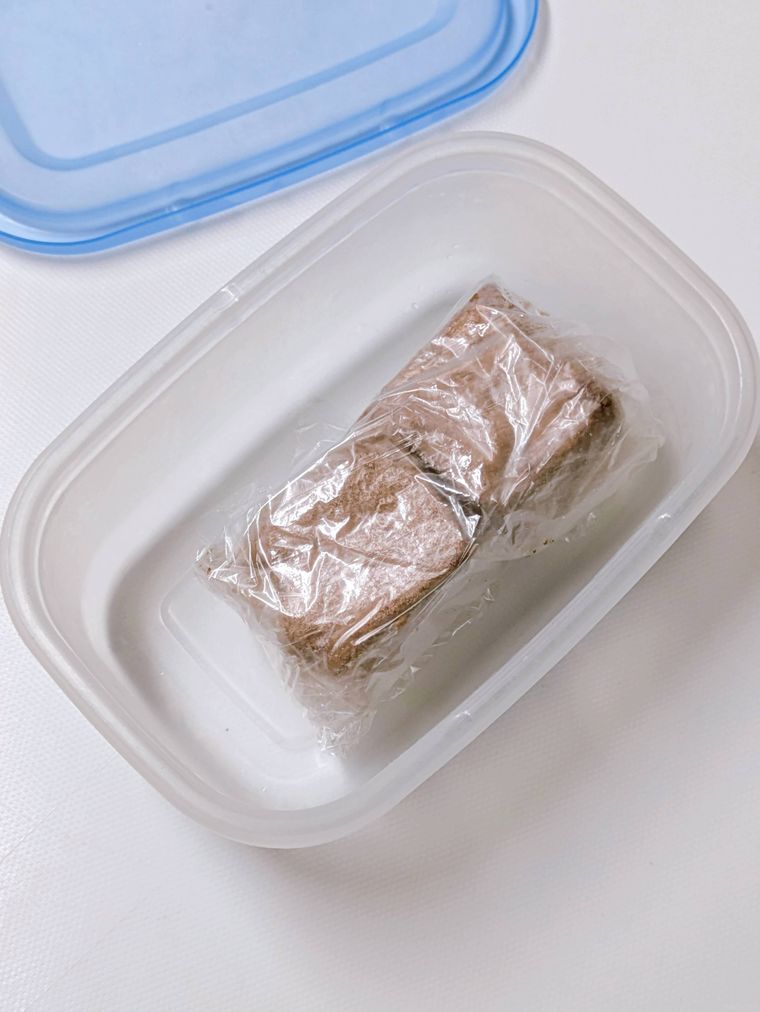 生マシュマロをラップして容器に入れたところ