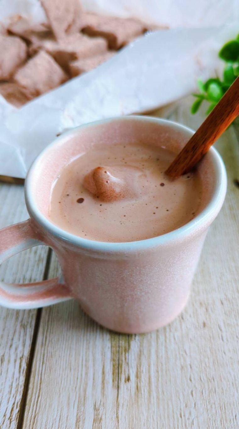 淹れたてのブラックコーヒーに生マシュマロを入れたところ