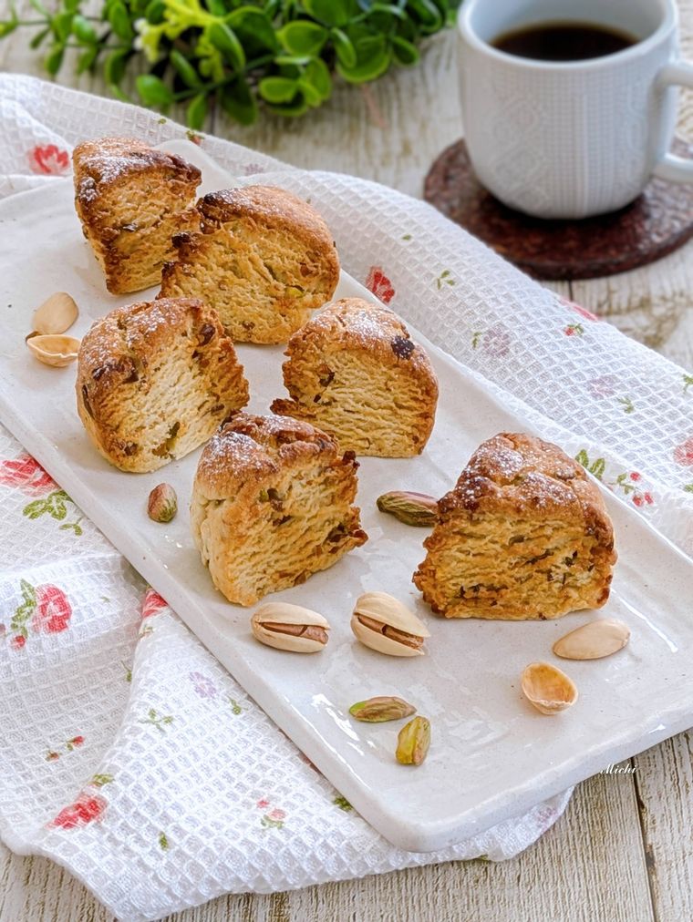 白い器に盛り付けたピスタチオ塩スコーン