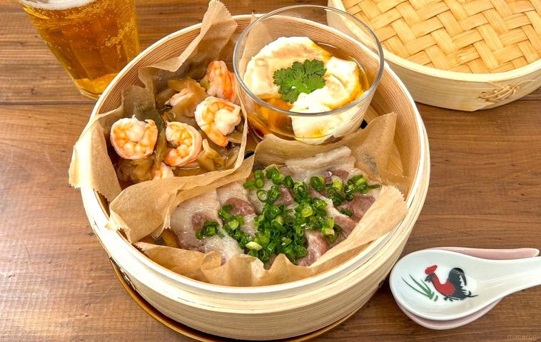 せいろに詰めた、蒸し豆腐、むきえびとザーサイの中華蒸し、蒸し豚肉のねぎだれの3品