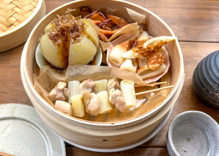 せいろに詰めた、玉ねぎの丸ごと蒸し、串蒸し鶏、ちくわ蒸し、いか蒸しの4品