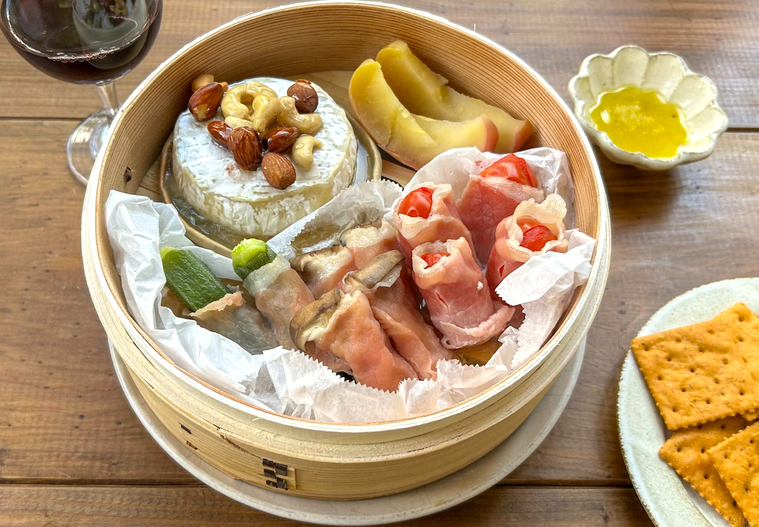 せいろに詰めた、蒸しカマンベールチーズ、生ハムの野菜巻き、りんご蒸しの3品