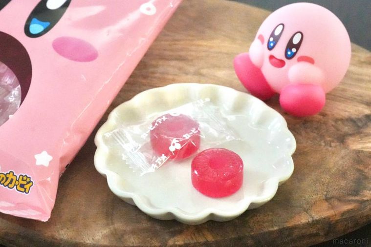 木のカッティングボードと白い皿にのったさくらんぼ味の飴