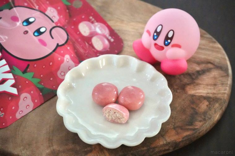 木のカッティングボードと白い皿にのったいちご味のクランキーとカービィのコラボ