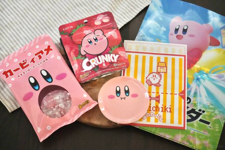 木のカッティングボードにのったカービィコラボのお菓子やグッズ