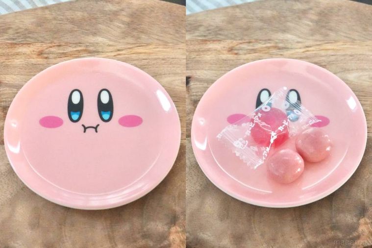 木のカッティングボードにのったピンク色のカービィの豆皿