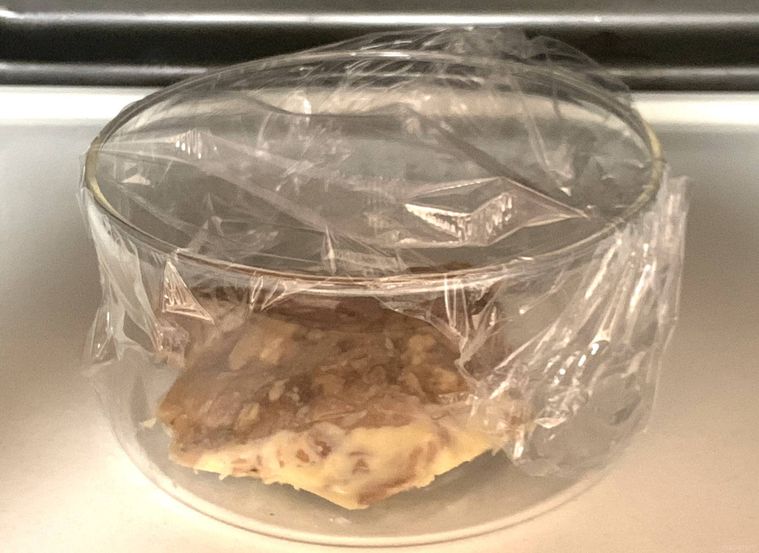 業務スーパーのひねぽんを電子レンジで解凍する様子