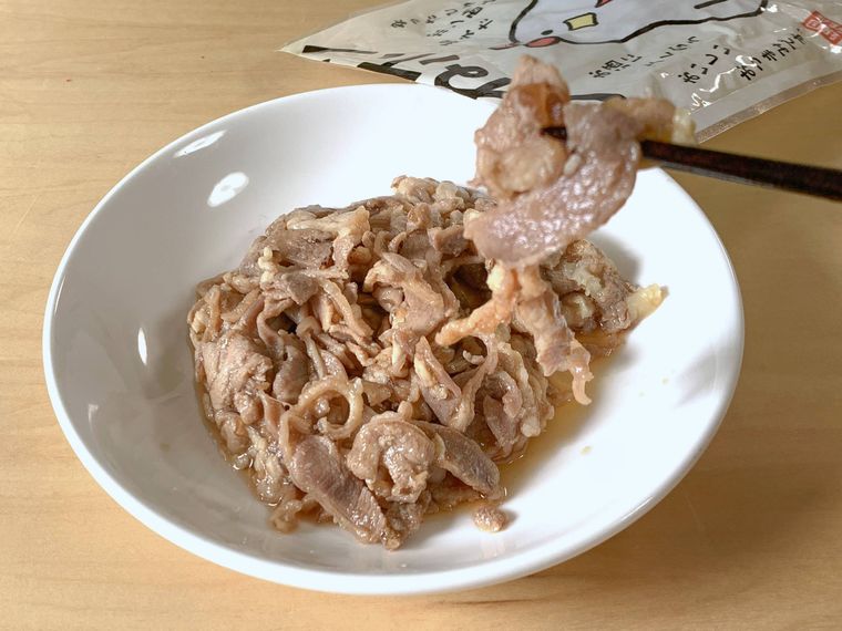 皿に盛り付けた業務スーパーのひねぽんを箸で持ち上げた様子