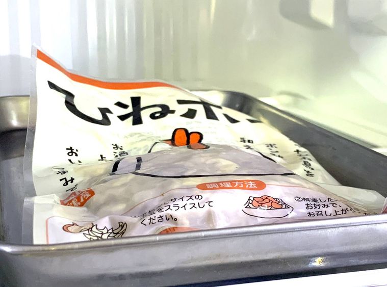 業務スーパーのひねぽんを冷蔵庫で自然解凍する様子