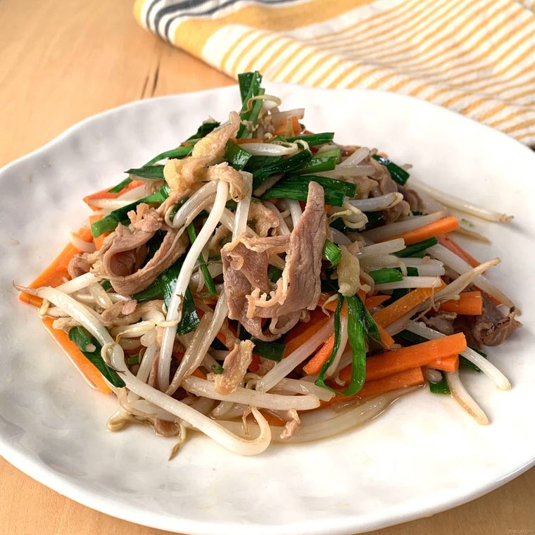 業務スーパーのひねぽんをもやし・ニラ・にんじんと炒めたアレンジ料理