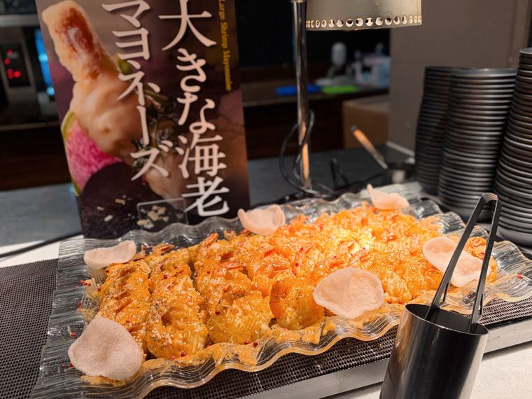 バイキングに並ぶ大きな海老マヨネーズ