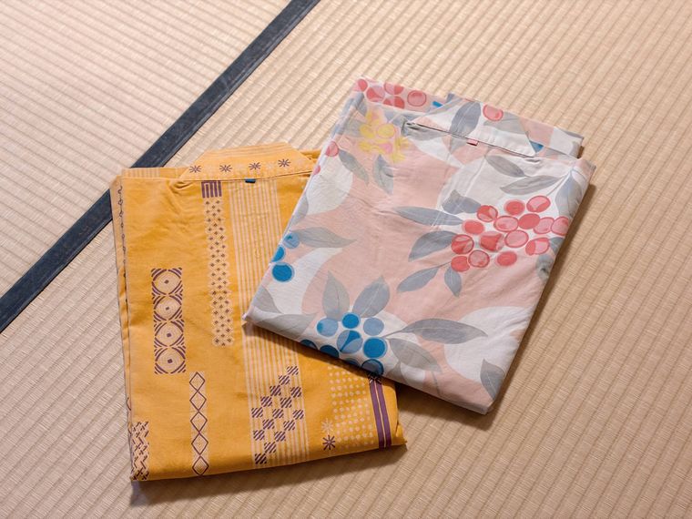 畳に並べた浴衣