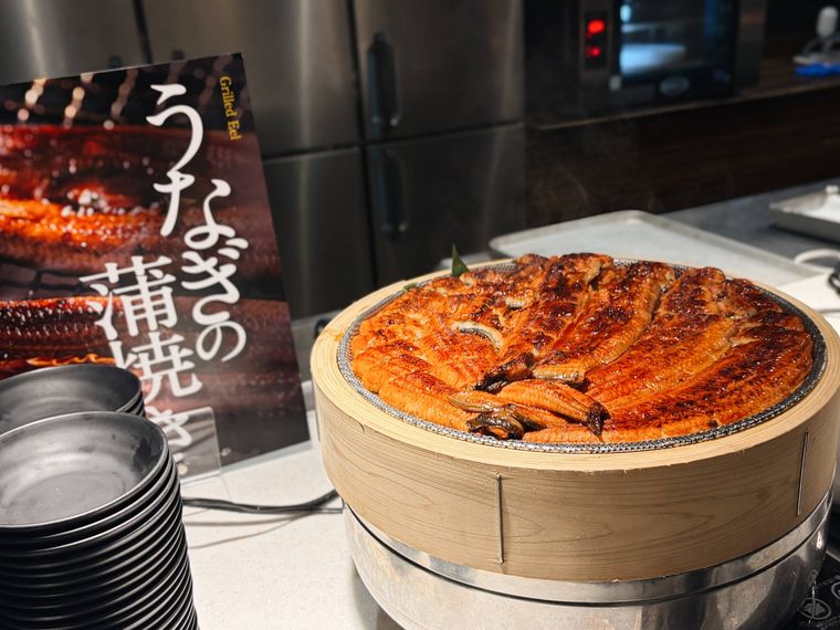 バイキングに並ぶうなぎの蒲焼き