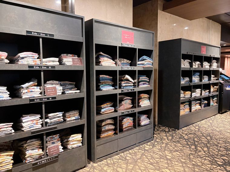 棚に収納された浴衣