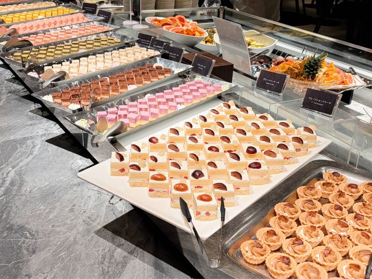 バイキングに並んだプチケーキ