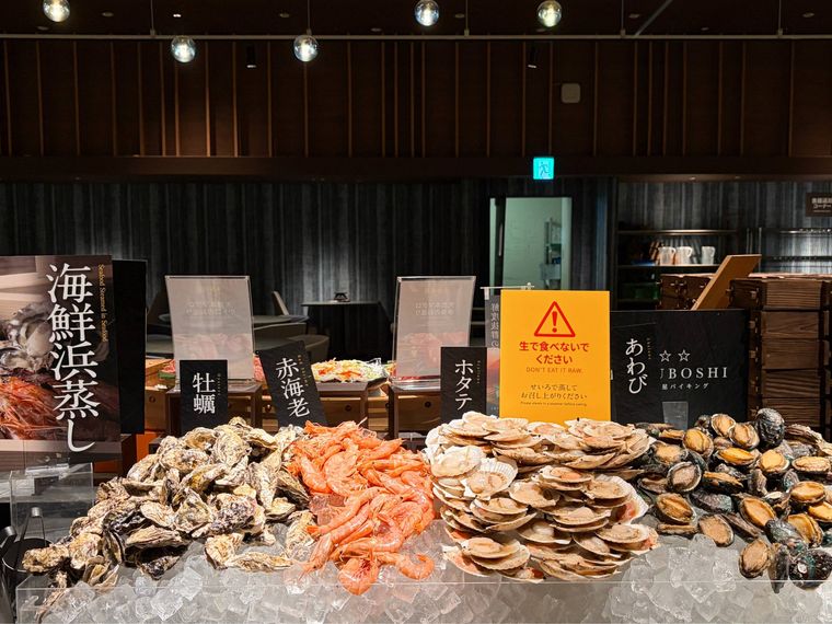 バイキングに並んだ牡蠣や海老、ホタテなどの海鮮類