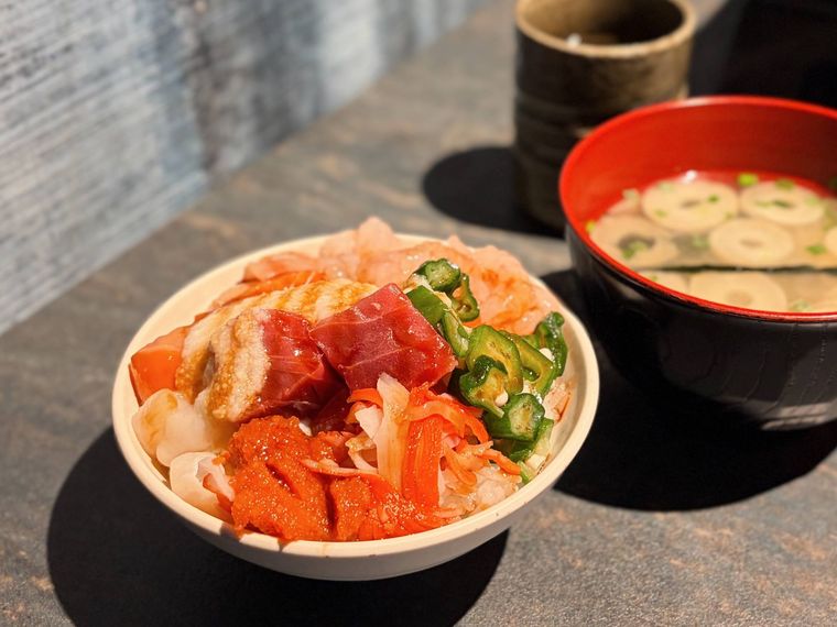 器に盛られた海鮮丼と味噌汁