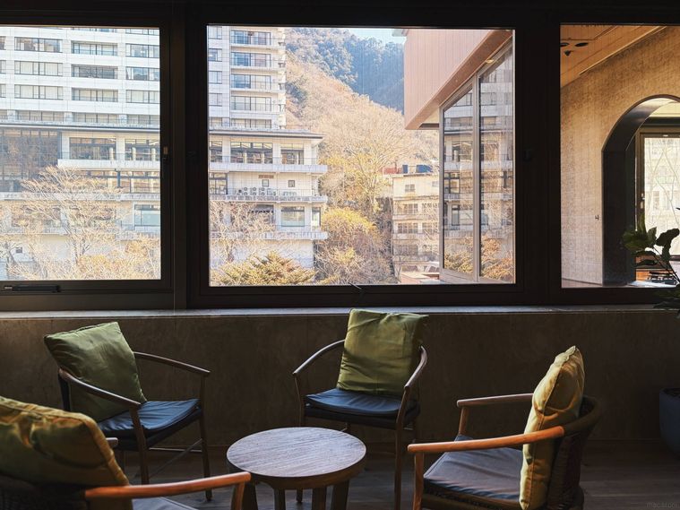 外の景色が見える大きな窓と椅子