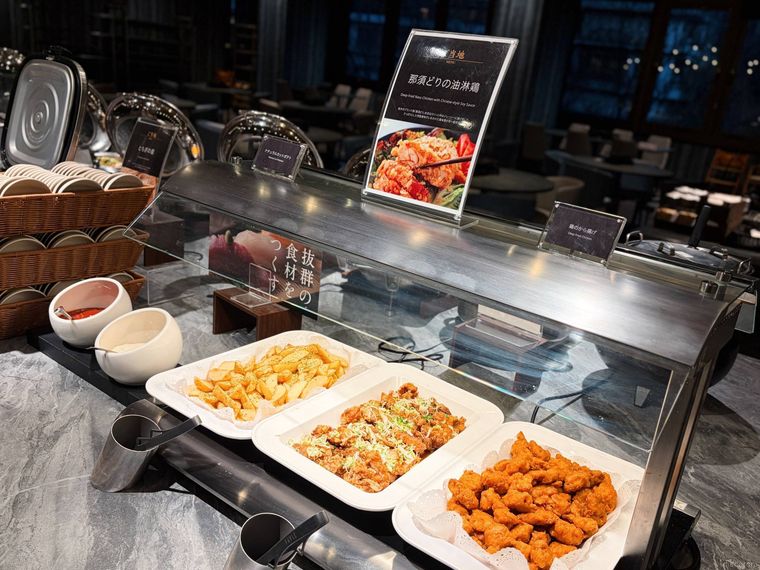 バイキングに並ぶ揚げ物料理