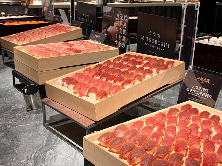 バイキングに並んだ握り寿司