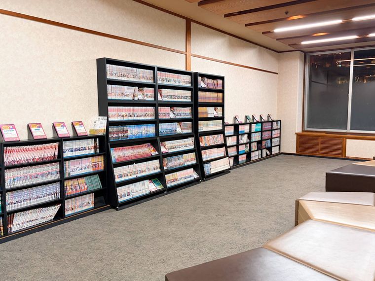 まんが棚が並んだ大江戸温泉物語Premium 鬼怒川観光ホテルのまんがコーナー