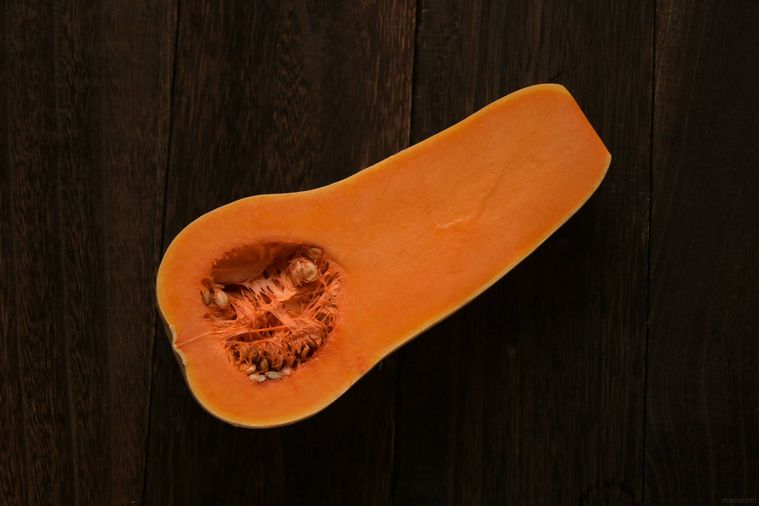 半分にカットしたバターナッツかぼちゃの断面