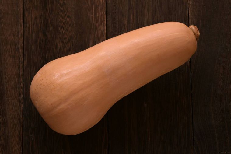 バターナッツかぼちゃがテーブルに置いてある