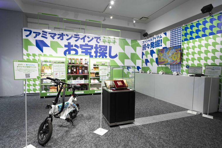 ファミマオンライン限定商品が並んだファミマオンラインでお宝探しブース