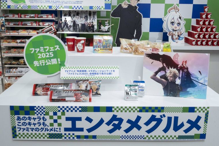 ファミリーマートのエンタメグルメが並んだテーブル