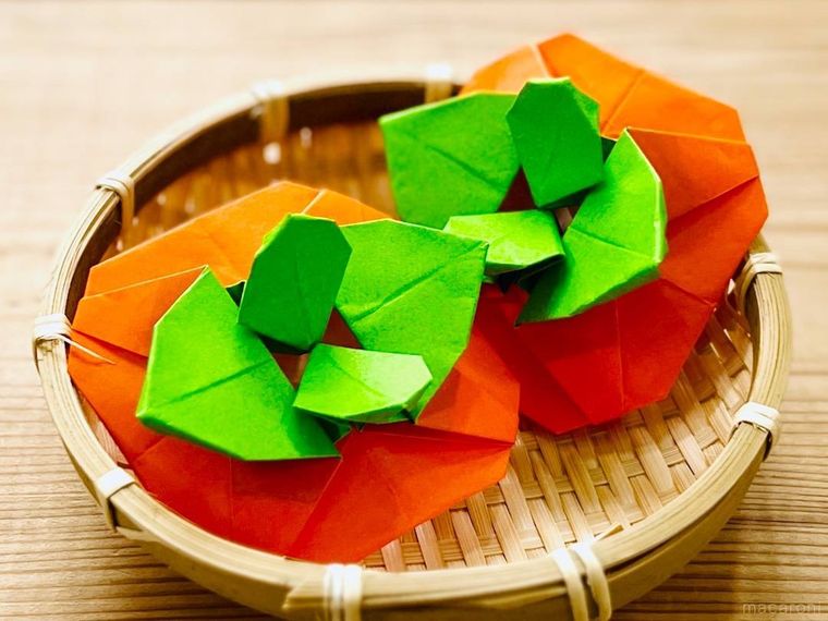 折り紙で作った柿をカゴに入れた様子