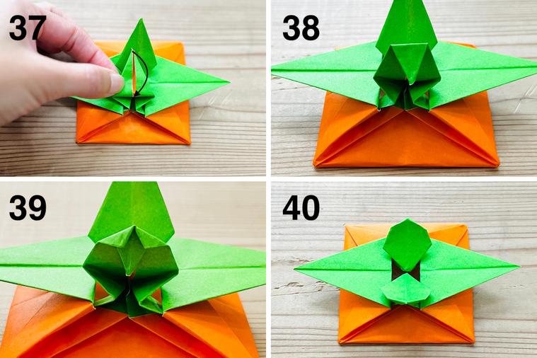 折り紙で柿を作っている様子