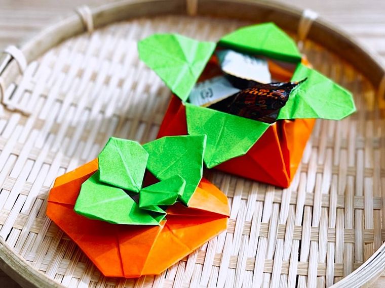 折り紙で作った柿と、柿の小物入れ