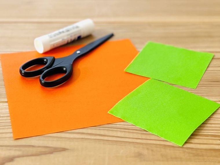 オレンジ色の折り紙、緑色の折り紙、ハサミ、のり