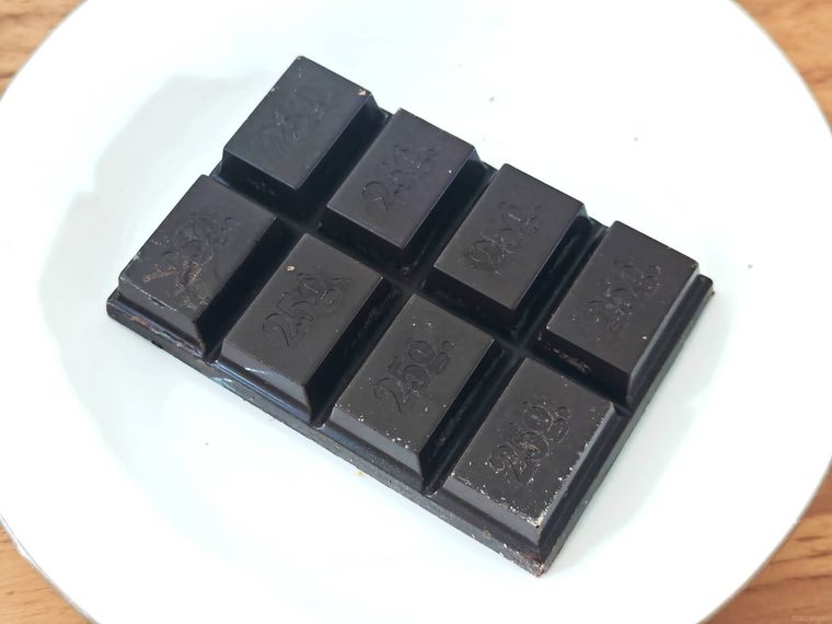 皿にのったカルディシモンコール ホットチョコレート