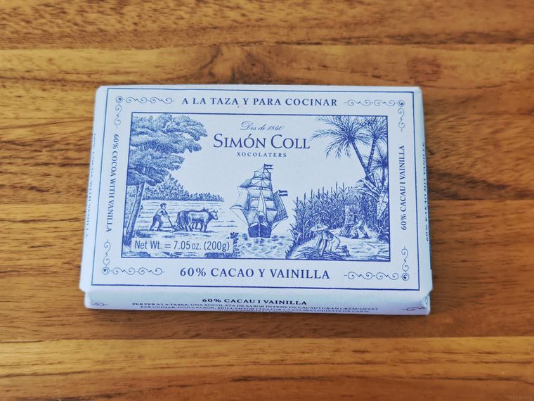 カルディシモンコール ホットチョコレートが机の上に置いてある