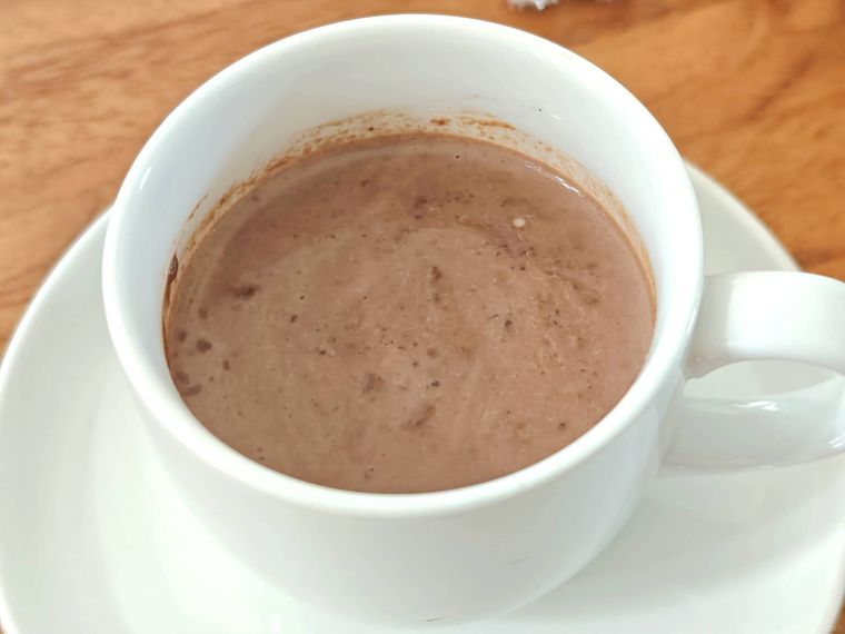 カルディシモンコール ホットチョコレートがカップに入っている