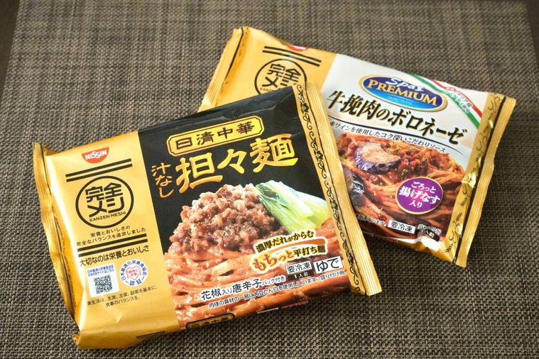 茶色いランチョンマットにのった冷凍食品の麺